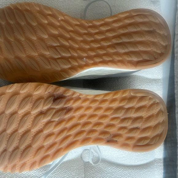 New Balance - Picture 3 of 4